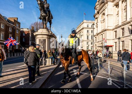 Berittene Polizeibeamte patrouillieren Whitehall vor mehreren politischen Kundgebungen in Whitehall, London, Großbritannien. Stockfoto