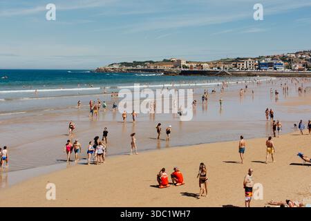 Sommermassen genießen den Strand San Lorenzo in GijÃ³n, Spanien Stockfoto