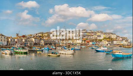 Blick über Brixham, eine kleine Küstenstadt an der Küste von Torbay, England Stockfoto