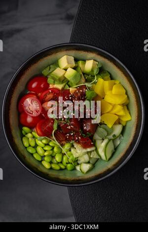 Poke Schüssel mit Lachs und Gemüse isoliert für das Menü Stockfoto
