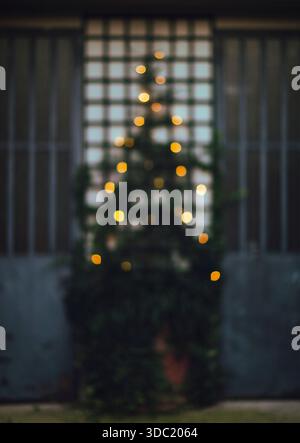 Verschwommen Lichter am Weihnachtsbaum Stockfoto