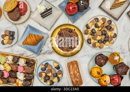 Mini-Schokoladen-palmier mit knusprigem Blätterteig und einer großzügigen Milchschokolade, dekoriert mit bunten Streuseln und serviert auf einem Papiertablett Stockfoto