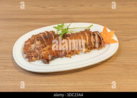Peking lackierte Ente mit knuspriger, goldener Haut, dazu dünne Pfannkuchen, Zwiebeln, Gurkenstreifen und Hoisin-Sauce zum Einwickeln Stockfoto