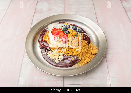 Pfannkuchen gefüllt mit einer leichten Schokolade und Haselnusscreme, gerollt und in einzelnen Portionen serviert, begleitet von einer gesalzenen Karamellsauce und Toas Stockfoto