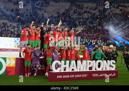 Lusail, Katar – 18. Dezember 2025: Ein marokkanischer Spieler feiert nach dem Sieg des Finalspiels der FIFA Arab Cup Katar 2025 gegen Jordanien im Lusail Stadium. Stockfoto
