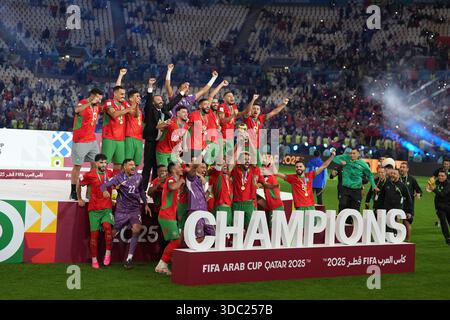 Lusail, Katar – 18. Dezember 2025: Ein marokkanischer Spieler feiert nach dem Sieg des Finalspiels der FIFA Arab Cup Katar 2025 gegen Jordanien im Lusail Stadium. Stockfoto