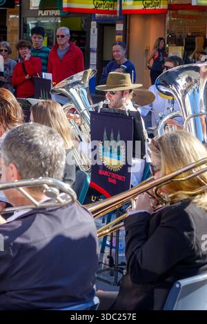 Sydney, NSW, Australien. Juni 2015. - Mitglieder der Manly District Band spielen Blasinstrumente während einer lebhaften Outdoor-Aufführung in einem sonnigen Bus Stockfoto