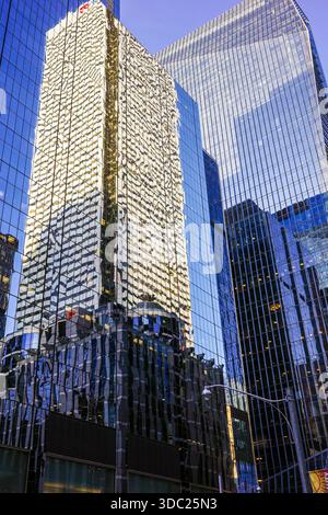 Moderne Glashochhäuser spiegeln benachbarte Hochhäuser in der Innenstadt von Toronto wider. Sonnenlicht erzeugt abstrakte Muster auf den Spiegelfassaden. Toro Stockfoto