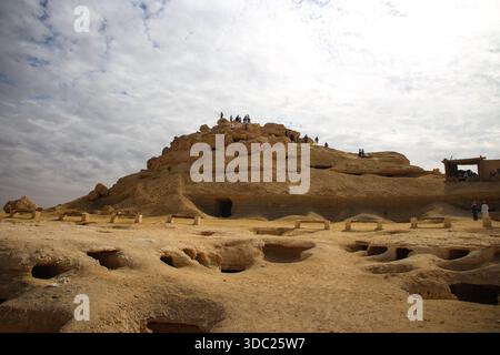 Ein allgemeiner Blick auf den Berg der Toten und die Gräber in Siwa Oasis, Marsa Matrouh Governorate, Ägypten, am 13. Dezember 2025. Dieser Friedhof ist der Hauptfriedhof des antiken Siwa während der Ära der Pharaonen, der Griechen und der Römer. Es enthält Hunderte von Gräbern, die in die Felsen gehauen sind; vier Gräber behalten ihre Farben. (Foto: Doaa Adel/NurPhoto)0 Stockfoto