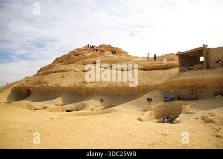 Ein allgemeiner Blick auf den Berg der Toten und die Gräber in Siwa Oasis, Marsa Matrouh Governorate, Ägypten, am 13. Dezember 2025. Dieser Friedhof ist der Hauptfriedhof des antiken Siwa während der Ära der Pharaonen, der Griechen und der Römer. Es enthält Hunderte von Gräbern, die in die Felsen gehauen sind; vier Gräber behalten ihre Farben. (Foto: Doaa Adel/NurPhoto)0 Stockfoto