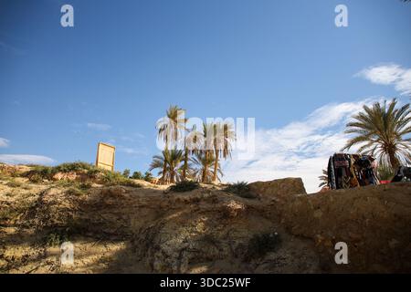Ein allgemeiner Blick auf den Berg der Toten und die Gräber in Siwa Oasis, Marsa Matrouh Governorate, Ägypten, am 13. Dezember 2025. Dieser Friedhof ist der Hauptfriedhof des antiken Siwa während der Ära der Pharaonen, der Griechen und der Römer. Es enthält Hunderte von Gräbern, die in die Felsen gehauen sind; vier Gräber behalten ihre Farben. (Foto: Doaa Adel/NurPhoto)0 Stockfoto