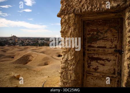 Ein allgemeiner Blick auf den Berg der Toten und die Gräber in Siwa Oasis, Marsa Matrouh Governorate, Ägypten, am 13. Dezember 2025. Dieser Friedhof ist der Hauptfriedhof des antiken Siwa während der Ära der Pharaonen, der Griechen und der Römer. Es enthält Hunderte von Gräbern, die in die Felsen gehauen sind; vier Gräber behalten ihre Farben. (Foto: Doaa Adel/NurPhoto)0 Stockfoto