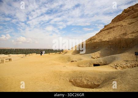 Ein allgemeiner Blick auf den Berg der Toten und die Gräber in Siwa Oasis, Marsa Matrouh Governorate, Ägypten, am 13. Dezember 2025. Dieser Friedhof ist der Hauptfriedhof des antiken Siwa während der Ära der Pharaonen, der Griechen und der Römer. Es enthält Hunderte von Gräbern, die in die Felsen gehauen sind; vier Gräber behalten ihre Farben. (Foto: Doaa Adel/NurPhoto)0 Stockfoto