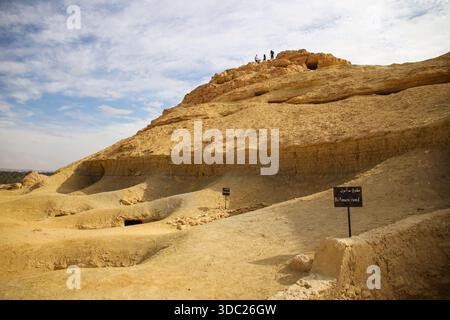 Ein allgemeiner Blick auf den Berg der Toten und die Gräber in Siwa Oasis, Marsa Matrouh Governorate, Ägypten, am 13. Dezember 2025. Dieser Friedhof ist der Hauptfriedhof des antiken Siwa während der Ära der Pharaonen, der Griechen und der Römer. Es enthält Hunderte von Gräbern, die in die Felsen gehauen sind; vier Gräber behalten ihre Farben. (Foto: Doaa Adel/NurPhoto)0 Stockfoto