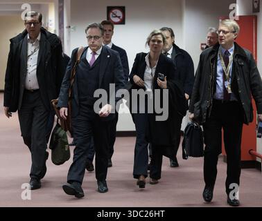 Brüssel, Belgien Dezember 2025. Belgischer Premierminister Bart de Wever (2L), Bild nach einem Gipfeltreffen der Staats- und Regierungschefs der Europäischen Union (18-19. Dezember) am Donnerstag, den 18. Dezember 2025, in Brüssel. BELGA FOTO NICOLAS MAETERLINCK Credit: Belga News Agency/Alamy Live News Stockfoto