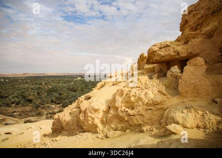Ein allgemeiner Blick auf den Berg der Toten und die Gräber in Siwa Oasis, Marsa Matrouh Governorate, Ägypten, am 13. Dezember 2025. Dieser Friedhof ist der Hauptfriedhof des antiken Siwa während der Ära der Pharaonen, der Griechen und der Römer. Es enthält Hunderte von Gräbern, die in die Felsen gehauen sind; vier Gräber behalten ihre Farben. (Foto: Doaa Adel/NurPhoto)0 Stockfoto