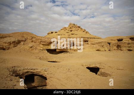 Ein allgemeiner Blick auf den Berg der Toten und die Gräber in Siwa Oasis, Marsa Matrouh Governorate, Ägypten, am 13. Dezember 2025. Dieser Friedhof ist der Hauptfriedhof des antiken Siwa während der Ära der Pharaonen, der Griechen und der Römer. Es enthält Hunderte von Gräbern, die in die Felsen gehauen sind; vier Gräber behalten ihre Farben. (Foto: Doaa Adel/NurPhoto)0 Stockfoto
