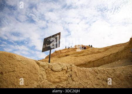 Ein allgemeiner Blick auf den Berg der Toten und die Gräber in Siwa Oasis, Marsa Matrouh Governorate, Ägypten, am 13. Dezember 2025. Dieser Friedhof ist der Hauptfriedhof des antiken Siwa während der Ära der Pharaonen, der Griechen und der Römer. Es enthält Hunderte von Gräbern, die in die Felsen gehauen sind; vier Gräber behalten ihre Farben. (Foto: Doaa Adel/NurPhoto)0 Stockfoto
