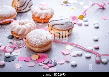 Bunte Donuts, berliner und Gebäck für Party und Karneval Stockfoto