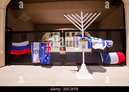 Sydney, Australien. Dezember 2025. Ein Poster der 10-jährigen Matilda Poltavchenko, dem jüngsten Opfer des Terroranschlags am Bondi Beach, hängt am 19. Dezember 2025 neben den Flaggen Australiens und Israels am Tor des Bondi Pavillons in Sydney, Australien Credit: IOIO IMAGES/Alamy Live News Stockfoto