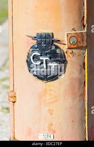 Alte ctt-Postbox mit Rost und Verschleiß in lissabon, portugal Stockfoto