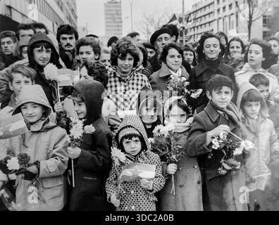 Novi Sad, Jugoslawien, 7. November 1975: Marschall Josip Broz Tito wird bei einem offiziellen Staatsbesuch von Kindern mit Blumen und jugoslawischen Fahnen herzlich begrüßt. Ein authentisches Archivfoto, das den Personenkult und die Atmosphäre der öffentlichen Empfänge in der Vojvodina Mitte der 70er Jahre feststellt. Stockfoto