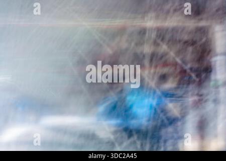 Abstrakte chaotische weiße Bewegungsunschärfe. Unordentlicher Hintergrund mit zerkratzten Linien, der einem Schneesturm oder statischem Rauschen ähnelt. Stockfoto