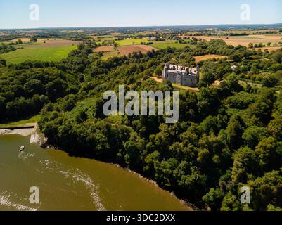 Blick aus der Vogelperspektive auf die Château de la Roche-Jagu mit Blick auf den Fluss Trieux und auf die mittelalterliche Festung inmitten üppiger Grünanlagen und den sich windenden Fluss Stockfoto