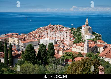 Blick von oben auf Piran mit dem Mittelmeer dahinter, Slowenien, Europa Stockfoto