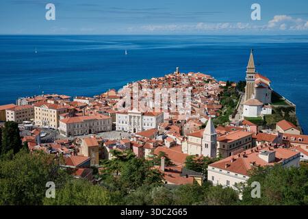 Blick von oben auf Piran mit dem Mittelmeer dahinter, Slowenien, Europa Stockfoto