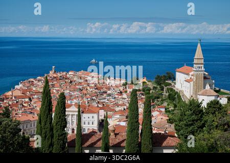 Blick von oben auf Piran mit dem Mittelmeer dahinter, Slowenien, Europa Stockfoto
