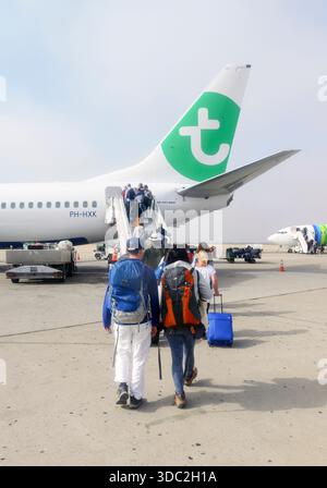 Passagiere von Agadir Marokko steigen am Flughafen Al Massira in eine Transavia Boeing 737 PH-HXK ein und fahren in Amsterdam Stockfoto