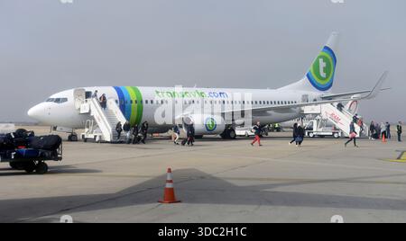 Agadir Marokko Passagiere steigen am Flughafen Al Massira von einer Transavia Boeing 737-800 F-GZHM aus Stockfoto