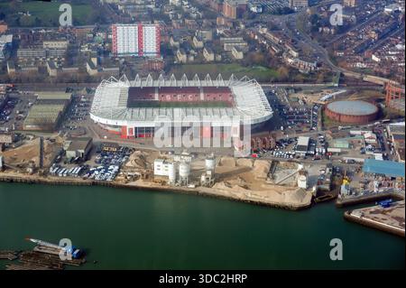 Southampton UK Cloud mit gelegentlichem Sonnenschein in der Hafenstadt an der Südküste. Eine Pause in der Wolke wirft die Sonnenstrahlen auf das St. Mary's Stadium, Heimstadion Stockfoto