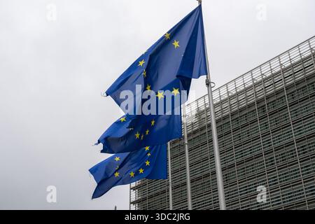 Brüssel, Belgien Dezember 2025. Die Flaggen der Europäischen Union fliegen vor dem EU-Hauptsitz in Brüssel. Aufgenommen in Brüssel, Belgien, am 19. Dezember 2025. (Jonathan Raa/SIPA USA) Credit: SIPA USA/Alamy Live News Stockfoto