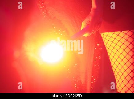 Bengalen leuchtet auf einer Protestkundgebung, Menschen auf einer Demonstration Stockfoto