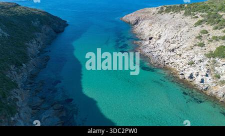 Blick auf die abgeschiedene türkisfarbene Bucht mit Klippen und kristallklarem Meer Stockfoto