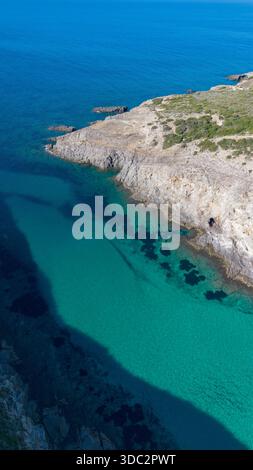Blick auf die abgeschiedene türkisfarbene Bucht mit Klippen und kristallklarem Meer Stockfoto