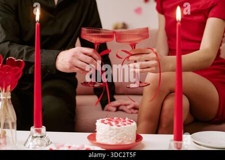 Junges Paar feiert Valentinstag mit Champagner-Gläsern Stockfoto