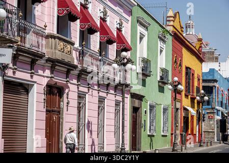 Puebla Mexico, historisches Centro Center, farbenfrohe Kolonialarchitektur, Straßenperspektive, verzierte Fassaden, Balkone, Laternenpfosten, ruhige Straße, städtische h Stockfoto