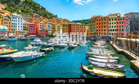 Blick auf farbenfrohe traditionelle Häuser und kleine Boote im malerischen Hafen von Camogli an der Levante Riviera, Provinz Genua, Ligurien, IT Stockfoto