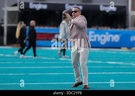 Hope Mills, North Carolina, USA. Dezember 2025. Der Cheftrainer der Western Michigan Broncos, Lance Taylor, wirft den Ball mit seinem Sohn vor dem NCAA 2025 Myrtle Beach Bowl zwischen den Kennesaw State Owls und den Western Michigan Broncos am 19. Dezember 2025 im Brooks Stadium in Conway, SC. (Kreditbild: © Israel Anta via ZUMA Press Wire) NUR REDAKTIONELLE VERWENDUNG! Nicht für kommerzielle ZWECKE! Stockfoto
