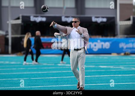 Hope Mills, North Carolina, USA. Dezember 2025. Der Cheftrainer der Western Michigan Broncos, Lance Taylor, wirft den Ball mit seinem Sohn vor dem NCAA 2025 Myrtle Beach Bowl zwischen den Kennesaw State Owls und den Western Michigan Broncos am 19. Dezember 2025 im Brooks Stadium in Conway, SC. (Kreditbild: © Israel Anta via ZUMA Press Wire) NUR REDAKTIONELLE VERWENDUNG! Nicht für kommerzielle ZWECKE! Stockfoto
