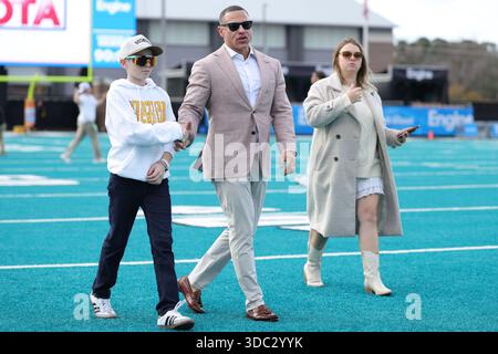 Hope Mills, North Carolina, USA. Dezember 2025. Lance Taylor, Cheftrainer der Western Michigan Broncos, spaziert mit seinem Sohn vor den Aufwärmrunden auf dem Feld, bevor er am 19. Dezember 2025 im Brooks Stadium in Conway, SC, zum NCAA 2025 Myrtle Beach Bowl zwischen den Kennesaw State Owls und den Western Michigan Broncos spielte. (Kreditbild: © Israel Anta via ZUMA Press Wire) NUR REDAKTIONELLE VERWENDUNG! Nicht für kommerzielle ZWECKE! Stockfoto