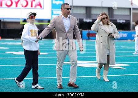 Hope Mills, North Carolina, USA. Dezember 2025. Lance Taylor, Cheftrainer der Western Michigan Broncos, spaziert mit seinem Sohn vor den Aufwärmrunden auf dem Feld, bevor er am 19. Dezember 2025 im Brooks Stadium in Conway, SC, zum NCAA 2025 Myrtle Beach Bowl zwischen den Kennesaw State Owls und den Western Michigan Broncos spielte. (Kreditbild: © Israel Anta via ZUMA Press Wire) NUR REDAKTIONELLE VERWENDUNG! Nicht für kommerzielle ZWECKE! Stockfoto