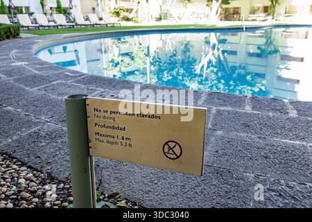 Puebla Mexico, InterContinental Presidente Puebla Hotel, Außenansicht, Swimmingpool, Wasserreflexion, Poolrand, Steinterrasse, Sicherheitsschild für den Pool, kein Tauchen Stockfoto