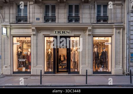 Außenansicht eines IKKS-Geschäfts in Paris, Frankreich. IKKS ist eine französische Modemarke und ein Unternehmen für Bekleidungsstücke Stockfoto