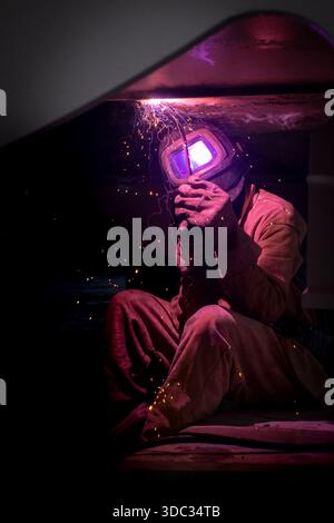 Ein Schweißer-Handwerker bei der Arbeit Stockfoto