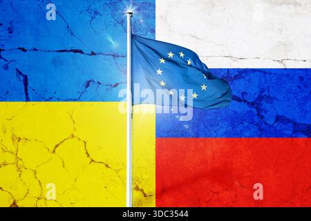 Die Flaggen der Ukraine und Russlands mit der von Europa in der Mitte Stockfoto