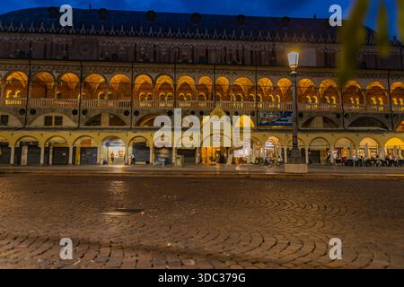 Padua, Italien - 23. Juli 2024: Der beleuchtete Palazzo della Ragione leuchtet nachts Stockfoto